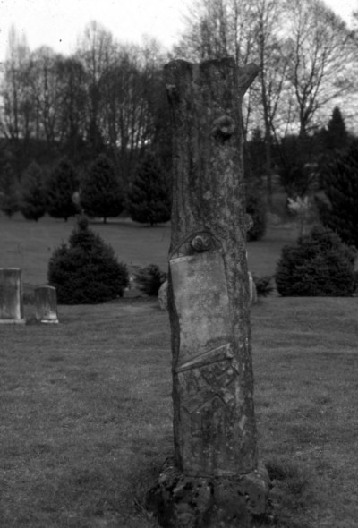 William Nelson's "Woodsmen of the World" headstone.